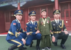 而且胸前挂上写有和名字的